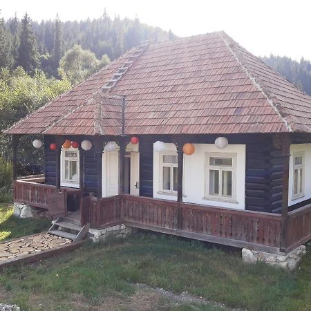 La Malu' Bistritei - Casutele Valea Stanii Hotel Bagian luar foto